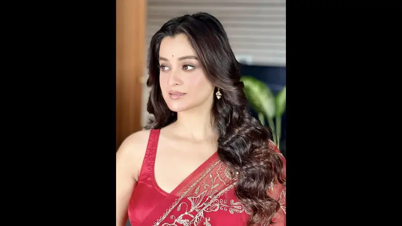 লাল শাড়িতে চমৎকার লুকে দর্শনা বণিক লাল শাড়িতে চমৎকার লুকে দর্শনা বণিক
