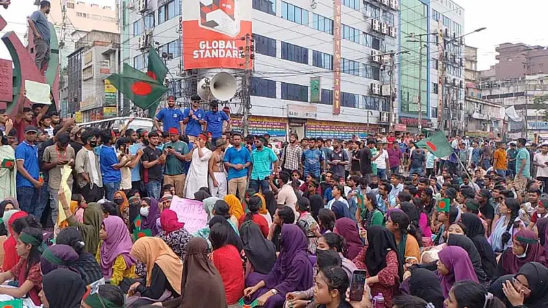 যানজটে দুর্ভোগ চরমে যানজটে দুর্ভোগ চরমে