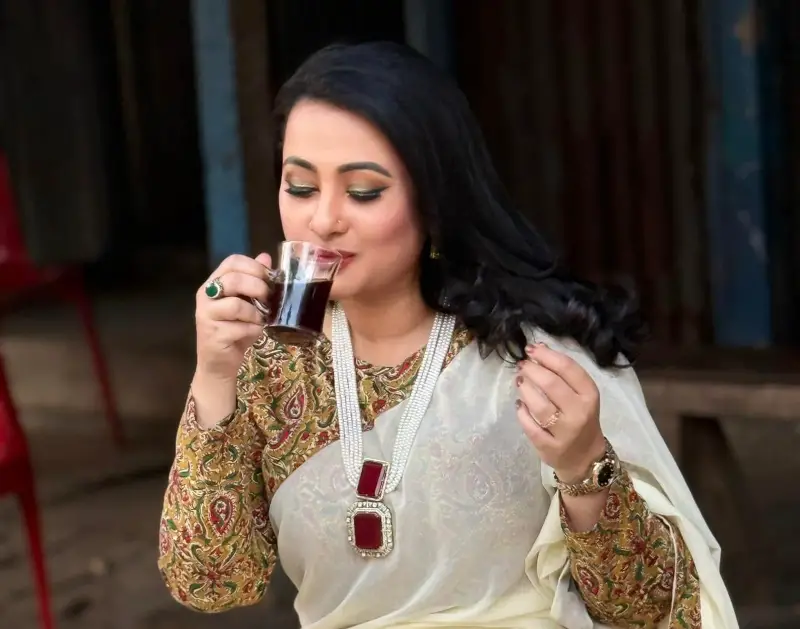 হঠাৎ টং-এ বসে চা খাচ্ছেন কেন পূর্ণিমা? হঠাৎ টং-এ বসে চা খাচ্ছেন কেন পূর্ণিমা?