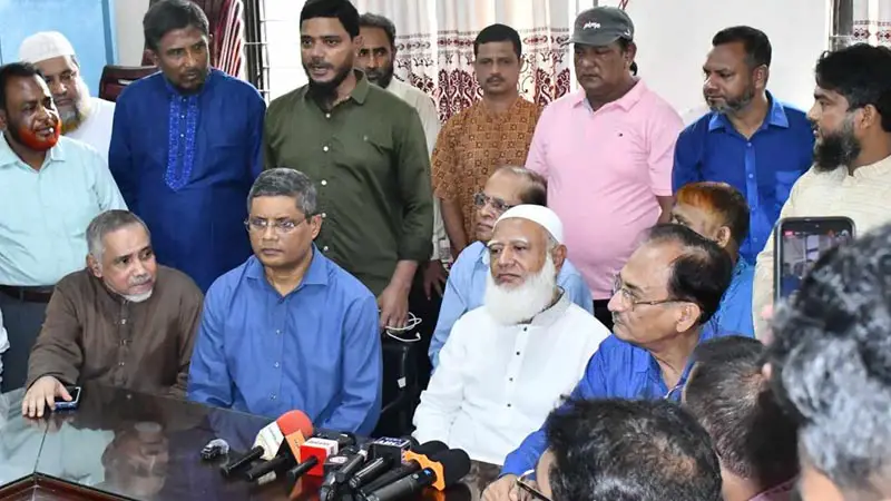 ঢাকেশ্বরী মন্দির পরিদর্শন করলেন জামায়াতের আমির ঢাকেশ্বরী মন্দির পরিদর্শন করলেন জামায়াতের আমির