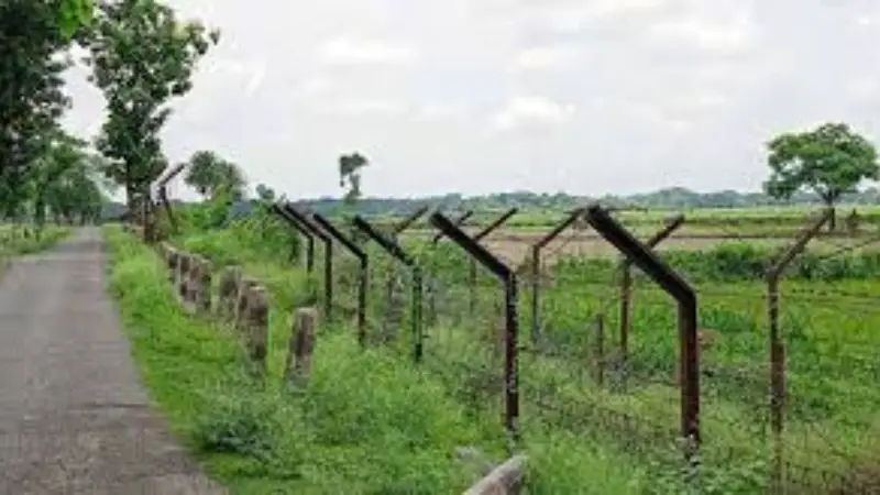 সীমান্তে মাটি খুঁড়ে মিলল জোড়া বাঙ্কার! সীমান্তে মাটি খুঁড়ে মিলল জোড়া বাঙ্কার!