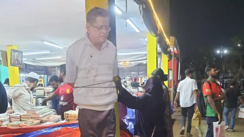 বই মেলায় হুমায়ুন আহমেদকে বেঁধে রাখার কারণ জানা গেলো বই মেলায় হুমায়ুন আহমেদকে বেঁধে রাখার কারণ জানা গেলো