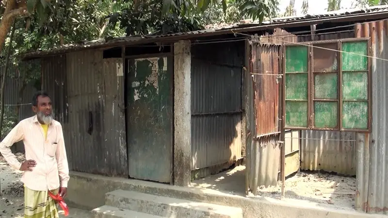 ফুলবাড়ীতে আবাসনের ঘর সংস্কার না করায় দুর্বিষহ দিন কাটছে বাসিন্দাদের ফুলবাড়ীতে আবাসনের ঘর সংস্কার না করায় দুর্বিষহ দিন কাটছে বাসিন্দাদের