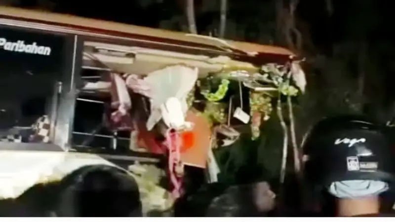 কাশিয়ানীতে বাস-ট্রাক মুখোমুখি সংঘর্ষে নিহত ২, আহত ২০ কাশিয়ানীতে বাস-ট্রাক মুখোমুখি সংঘর্ষে নিহত ২, আহত ২০