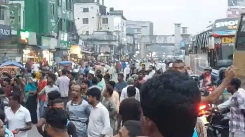 ড্রেনে পড়ে নিখোঁজ নারী কেমিস্টকে উদ্ধার করতে না পারায় টঙ্গীতে মহাসড়ক অবরোধ ড্রেনে পড়ে নিখোঁজ নারী কেমিস্টকে উদ্ধার করতে না পারায় টঙ্গীতে মহাসড়ক অবরোধ