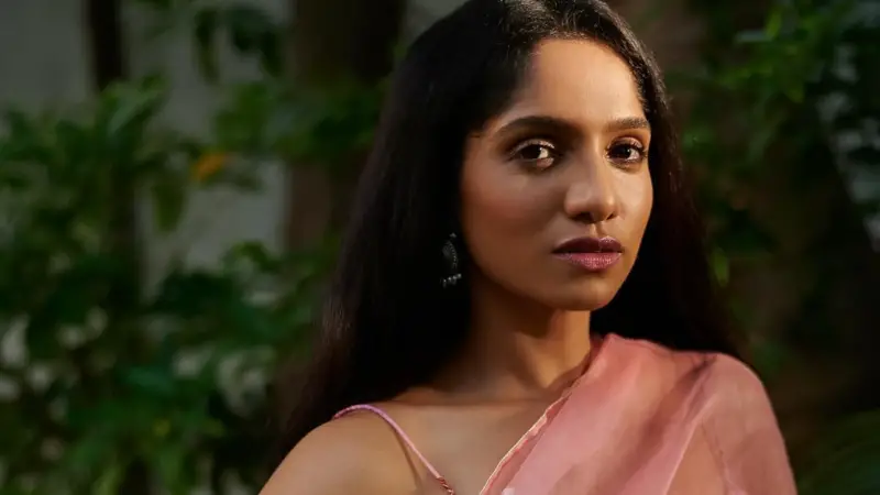সে আমাকে নোংরাভাবে স্পর্শ করত, ভেবেছিলাম সে দরজা খুলে কিছু করে বসবে সে আমাকে নোংরাভাবে স্পর্শ করত, ভেবেছিলাম সে দরজা খুলে কিছু করে বসবে