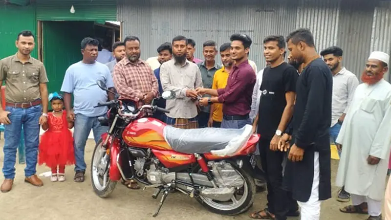 বিয়েতে শ্বশুরকে মোটরসাইকেল উপহার দিলেন জামাই! বিয়েতে শ্বশুরকে মোটরসাইকেল উপহার দিলেন জামাই!