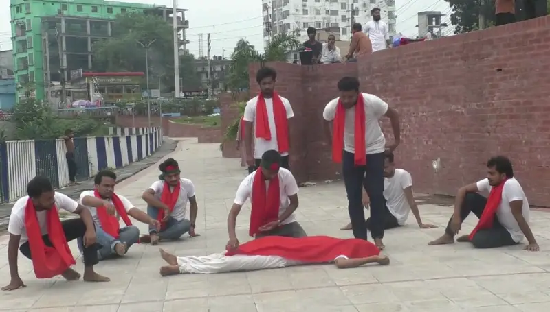 ভৈরব পাড়ে শিক্ষার্থীরা ১৭ মিনিটে উন্মোচন করলেন ফ্যাসিবাদের মুখোশ!