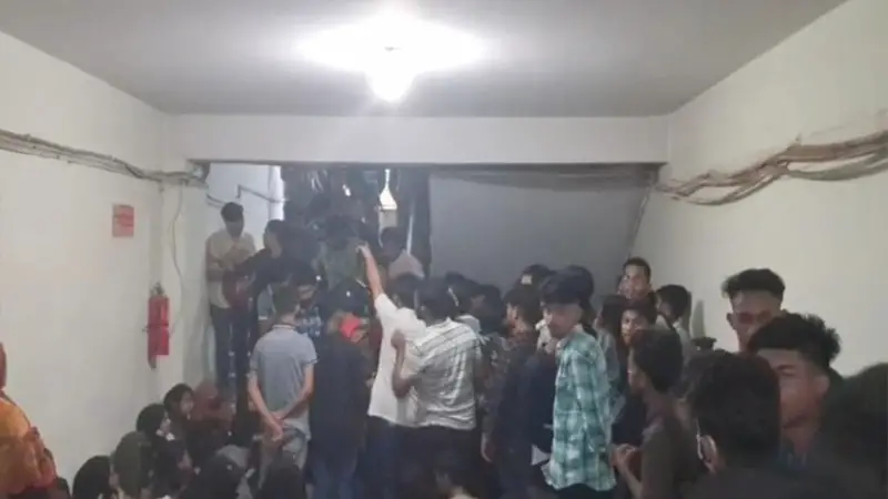 এবার এইচএসসিতে ফেল করা শিক্ষার্থীদের বিক্ষোভ এবার এইচএসসিতে ফেল করা শিক্ষার্থীদের বিক্ষোভ