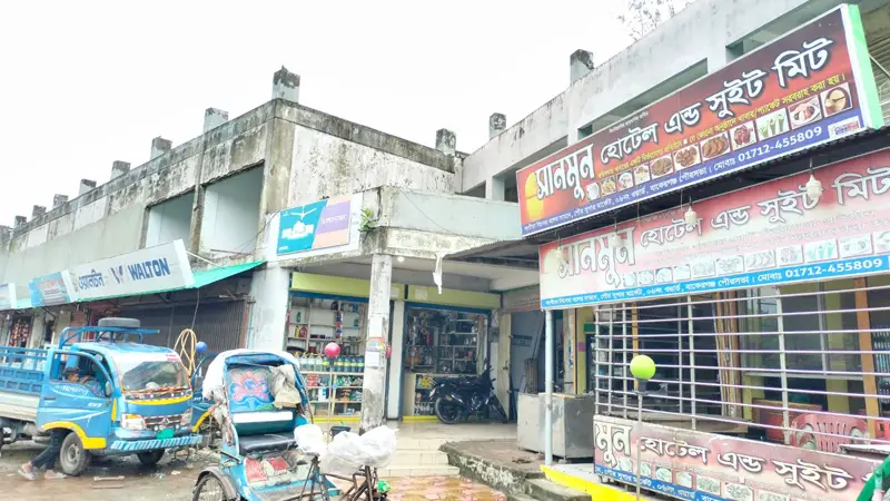 বাকেরগঞ্জে মসজিদ ও বিধবার জমি দখল করে মার্কেট নির্মাণের অভিযোগ