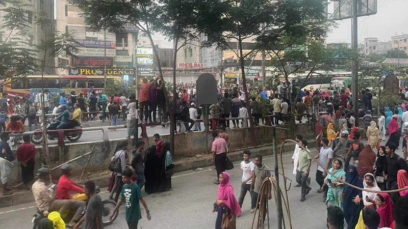 কুড়িল বিশ্বরোডে সড়ক অবরোধ করল পোশাক শ্রমিকরা কুড়িল বিশ্বরোডে সড়ক অবরোধ করল পোশাক শ্রমিকরা
