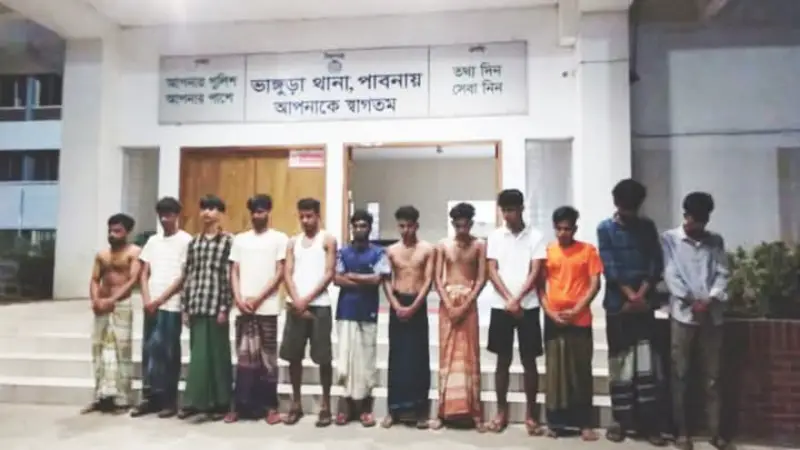 অনলাইন জুয়ারু ও হ্যাকার ১২ জনকে আটক করলো সেনাবাহিনী অনলাইন জুয়ারু ও হ্যাকার ১২ জনকে আটক করলো সেনাবাহিনী