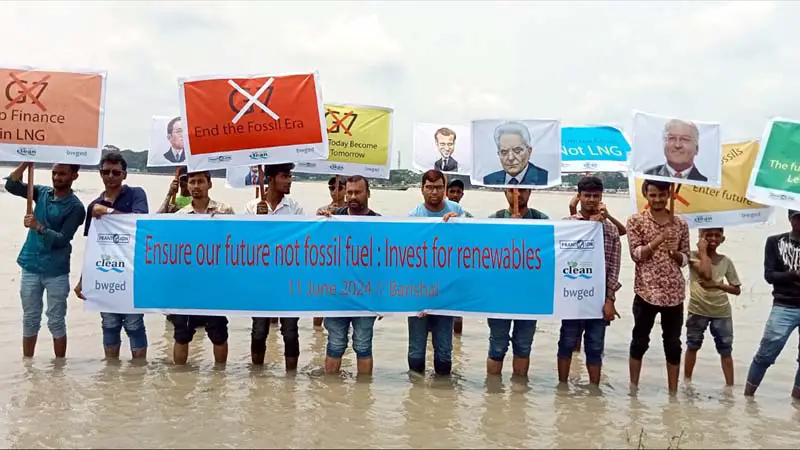 কীর্তনখোলা নদীতে পরিবেশকর্মীদের বিক্ষোভ