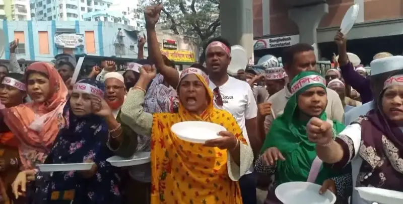 থালা হাতে শিক্ষকদের ‘ভূখা মিছিল’ থালা হাতে শিক্ষকদের ‘ভূখা মিছিল’