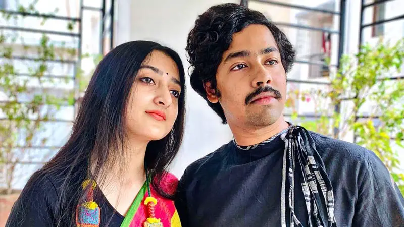 টাইমস স্কয়ারে দাঁড়িয়ে চুমু, ঋদ্ধি-সুরঙ্গনার ছবি ভাইরাল টাইমস স্কয়ারে দাঁড়িয়ে চুমু, ঋদ্ধি-সুরঙ্গনার ছবি ভাইরাল