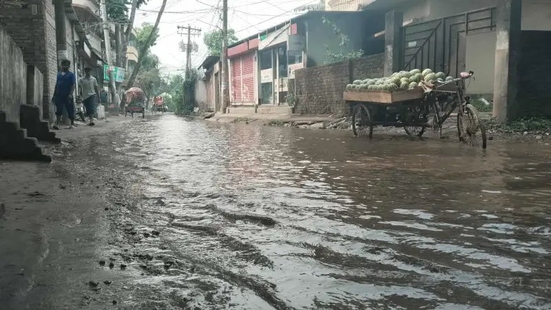 সামান্য বৃষ্টিতেই নাকাল সাধারণ মানুষ, ভোগান্তি চরমে সামান্য বৃষ্টিতেই নাকাল সাধারণ মানুষ, ভোগান্তি চরমে