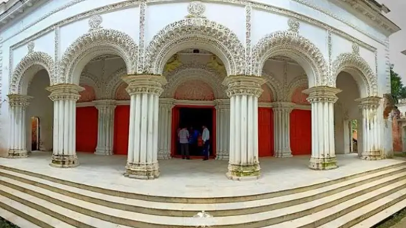 ৩০০ বছরের পুরনো মুক্তাগাছা জমিদার বাড়ি ভগ্নপ্রায় হলেও, পর্যটকদের আনাগোনায় এখনো জমজমাট