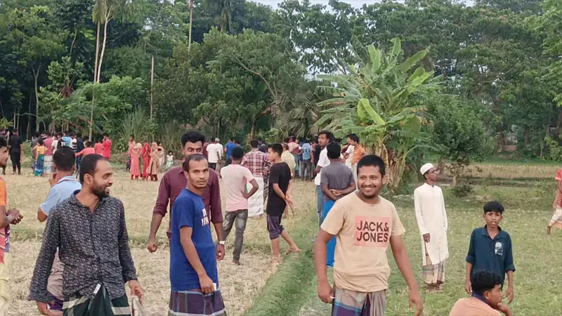 পতিত জমির গর্তে মিলল শিশুসহ তিনজনের মরদেহ পতিত জমির গর্তে মিলল শিশুসহ তিনজনের মরদেহ