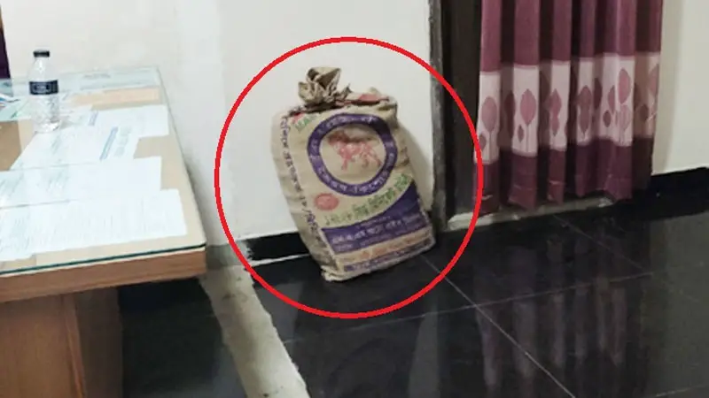 স্টিকারযুক্ত গাড়িতে বস্তাভর্তি টাকা, উদ্ধার হলো যেভাবে