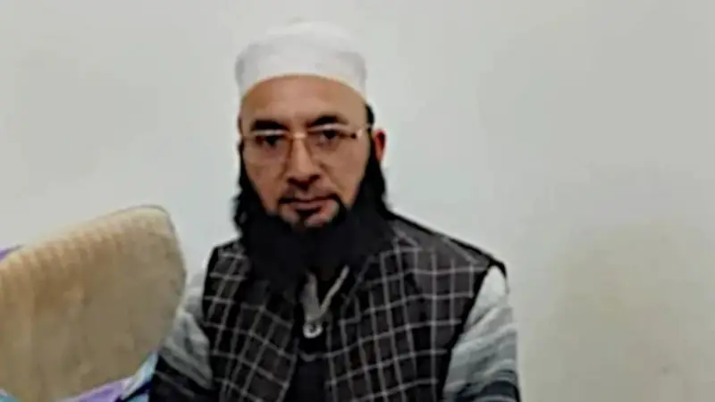 মিডিয়ার ভুলে বিপাকে: সন্ত্রাসী অপবাদে ভেঙে পড়ল কাশ্মীরি পরিবার মিডিয়ার ভুলে বিপাকে: সন্ত্রাসী অপবাদে ভেঙে পড়ল কাশ্মীরি পরিবার