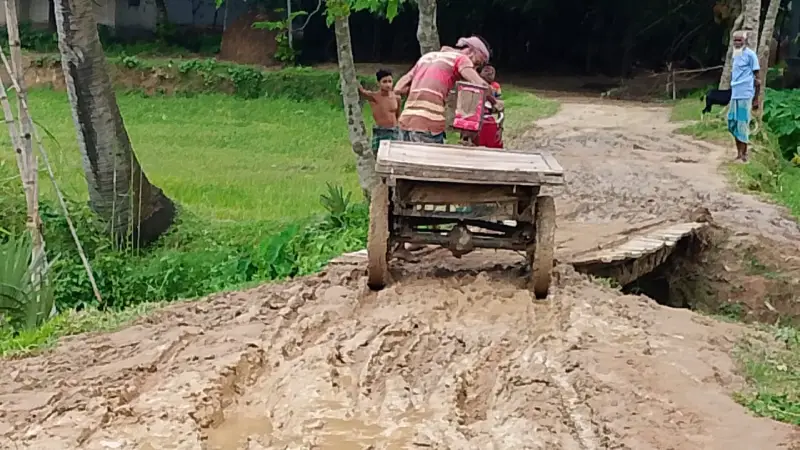 রঘুনাথপুর-দুগাংগা সড়কে বেহাল দশা, দুর্ভোগে কয়েক গ্রামের মানুষ রঘুনাথপুর-দুগাংগা সড়কে বেহাল দশা, দুর্ভোগে কয়েক গ্রামের মানুষ