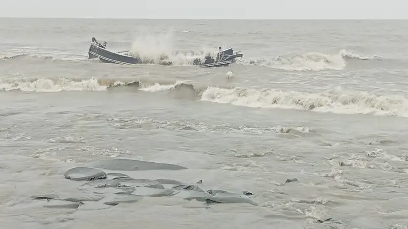 কুয়াকাটায় ভেসে আসলো ডুবে যাওয়া ট্রলারসহ একটি মৃতদেহ কুয়াকাটায় ভেসে আসলো ডুবে যাওয়া ট্রলারসহ একটি মৃতদেহ