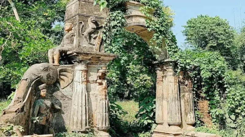 ধ্বংসের দ্বারপ্রান্তে পাবনার ’তের জমিদার’ বাড়ি ধ্বংসের দ্বারপ্রান্তে পাবনার ’তের জমিদার’ বাড়ি