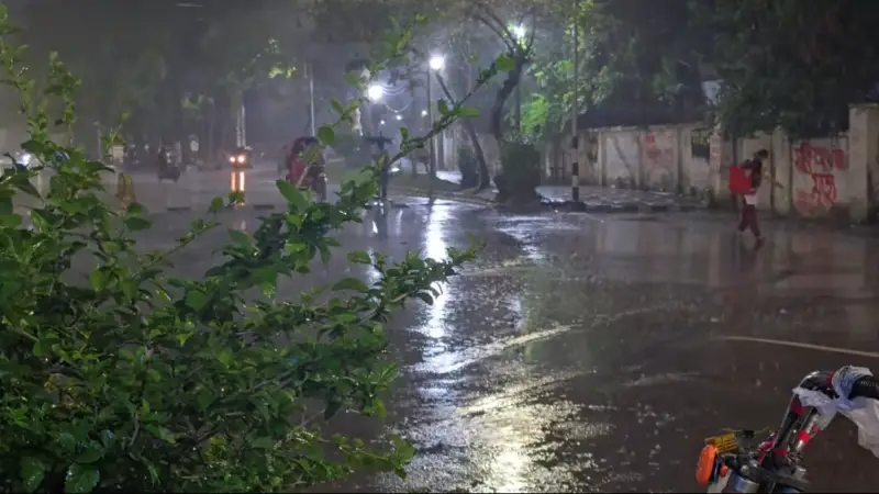 কক্সবাজারে ভোররাত থেকে টানা বৃষ্টি, স্বস্তি ফিরেছে জনজীবনে কক্সবাজারে ভোররাত থেকে টানা বৃষ্টি, স্বস্তি ফিরেছে জনজীবনে