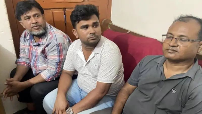 সাতক্ষীরায় ভুয়া ম্যাজিস্ট্রেট, পুলিশ ও সাংবাদিক গ্রেপ্তার সাতক্ষীরায় ভুয়া ম্যাজিস্ট্রেট, পুলিশ ও সাংবাদিক গ্রেপ্তার