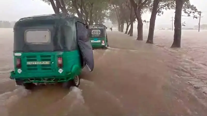 সিলেটে টানা বৃষ্টিতে তলিয়ে গেছে রাস্তাঘাট সিলেটে টানা বৃষ্টিতে তলিয়ে গেছে রাস্তাঘাট