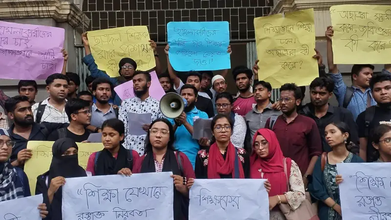 জবিতে শিক্ষক-শিক্ষার্থীদের উপর ছাত্রদলের হামলা জবিতে শিক্ষক-শিক্ষার্থীদের উপর ছাত্রদলের হামলা
