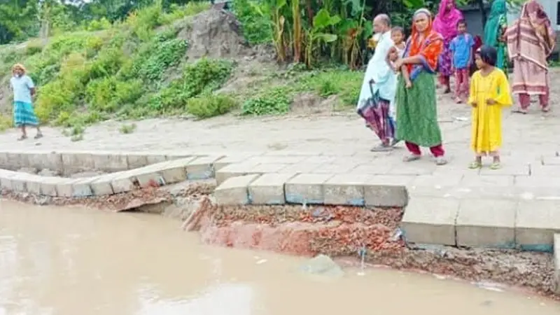 নদীর তীররক্ষা বাঁধের নির্মাণ কাজ শেষ হওয়ার আগেই ধস নদীর তীররক্ষা বাঁধের নির্মাণ কাজ শেষ হওয়ার আগেই ধস