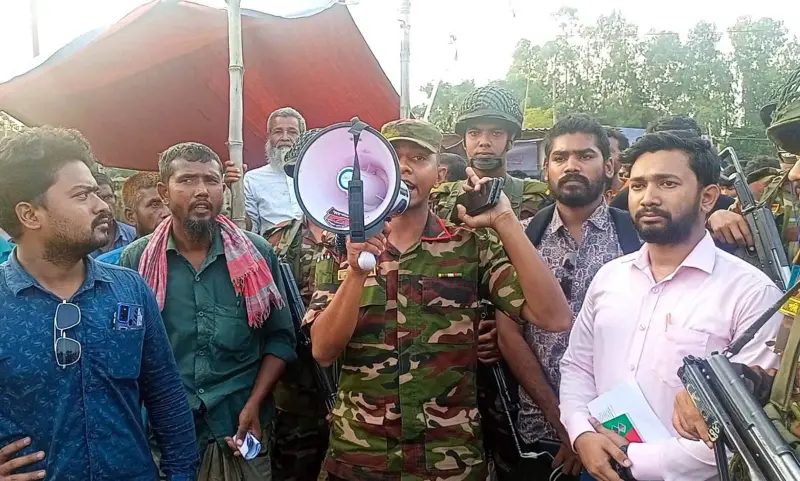 গরুর হাটে অতিরিক্ত হাসিল আদায়ে সেনাবাহিনীর আকস্মিক অভিযান! দুইজনকে মোটা অঙ্কের জরিমানা গরুর হাটে অতিরিক্ত হাসিল আদায়ে সেনাবাহিনীর আকস্মিক অভিযান! দুইজনকে মোটা অঙ্কের জরিমানা