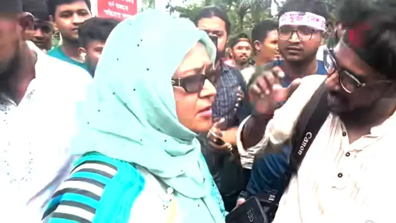 শাহবাগে শিক্ষার্থীদের সঙ্গে চিকিৎসকের বাগবিতণ্ডা