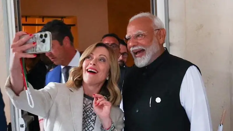 ইতালির প্রধানমন্ত্রী মেলোনির সঙ্গে মোদির সেলফি ইতালির প্রধানমন্ত্রী মেলোনির সঙ্গে মোদির সেলফি