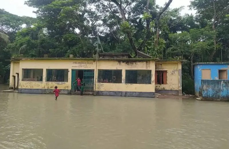 পিরোজপুরে অতিরিক্ত জোয়ারের পানিতে বেড়িবাঁধ ভেঙে নিম্নাঞ্চল প্লাবিত পিরোজপুরে অতিরিক্ত জোয়ারের পানিতে বেড়িবাঁধ ভেঙে নিম্নাঞ্চল প্লাবিত