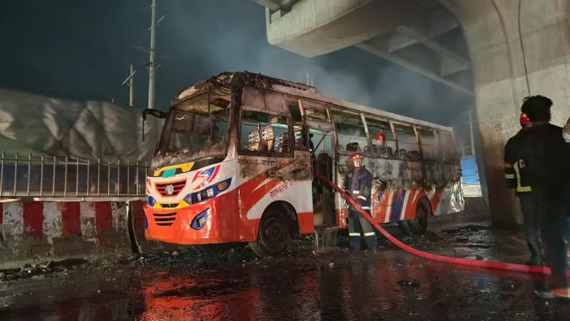 আশুলিয়ায় থেমে থাকা বাসে অগ্নিকান্ড আশুলিয়ায় থেমে থাকা বাসে অগ্নিকান্ড