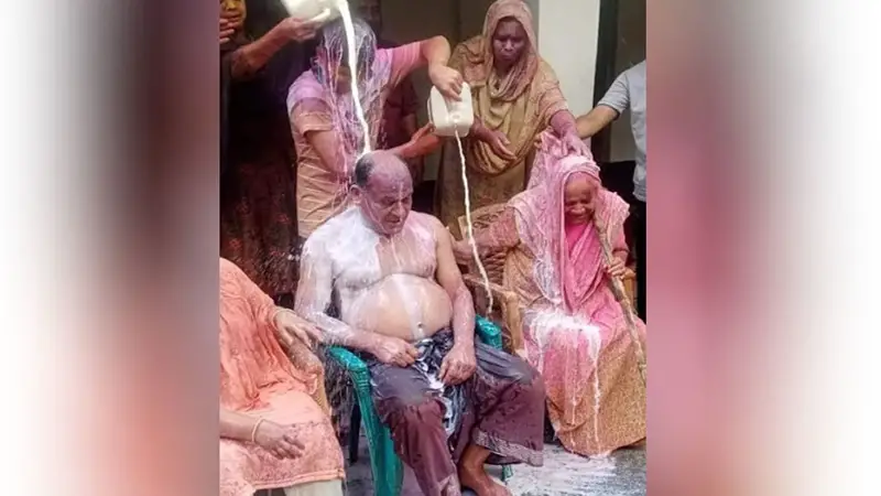 চেয়ারম্যান পদে জয়ী হয়ে ২০ লিটার দুধ দিয়ে গোসল