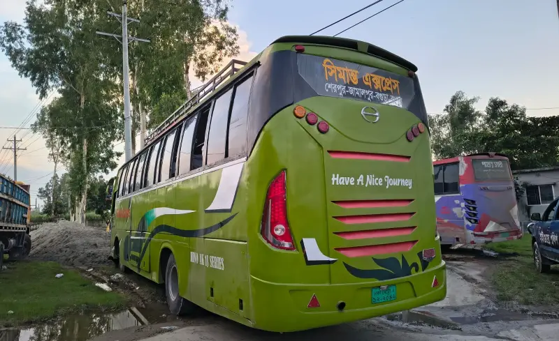 গোবিন্দগঞ্জে দুই বাসের মাঝে পিষ্ট রিকশাচালকের মর্মান্তিক মৃত্যু! আহত ২ গোবিন্দগঞ্জে দুই বাসের মাঝে পিষ্ট রিকশাচালকের মর্মান্তিক মৃত্যু! আহত ২