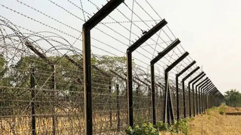 তিন জেলার সীমান্তে ১৭২ জনকে আবারো ভারতের পুশইন! তিন জেলার সীমান্তে ১৭২ জনকে আবারো ভারতের পুশইন!