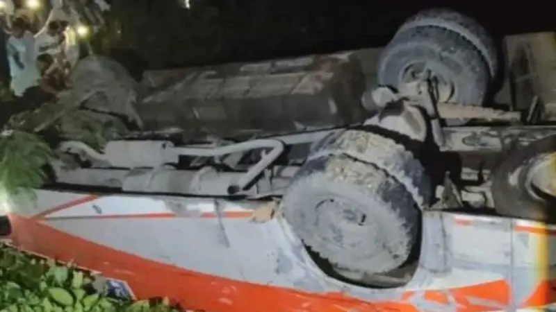 চট্টগ্রাম-কক্সবাজার মহাসড়কে নিয়ন্ত্রণ হারিয়ে বাস খাদে, নিহত ২ চট্টগ্রাম-কক্সবাজার মহাসড়কে নিয়ন্ত্রণ হারিয়ে বাস খাদে, নিহত ২