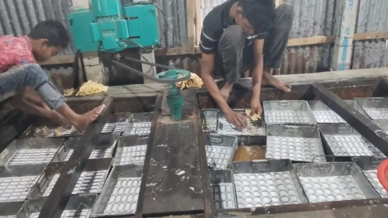 অস্বাস্থ্যকর পরিবেশে তৈরি হচ্ছে আইসক্রিম, স্বাস্থ্যঝুঁকিতে সাধারণ মানুষ অস্বাস্থ্যকর পরিবেশে তৈরি হচ্ছে আইসক্রিম, স্বাস্থ্যঝুঁকিতে সাধারণ মানুষ