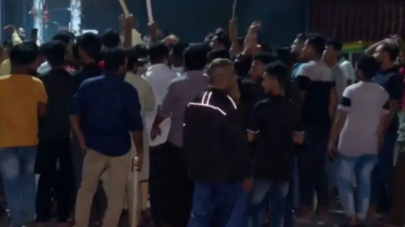 জিরো পয়েন্ট দখলে নিল ছাত্র-জনতা জিরো পয়েন্ট দখলে নিল ছাত্র-জনতা