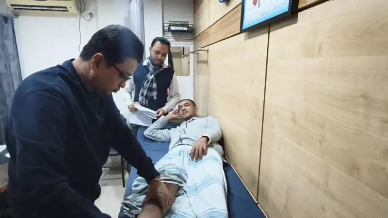 তারেক রহমানের নির্দেশে আহত ছাত্র ও শ্রমজীবিদের চিকিৎসা তারেক রহমানের নির্দেশে আহত ছাত্র ও শ্রমজীবিদের চিকিৎসা
