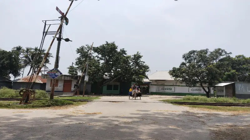 গেটম্যান নেই, প্রতিদিনই ঝুঁকি নিচ্ছে হাজারো পথচারী গেটম্যান নেই, প্রতিদিনই ঝুঁকি নিচ্ছে হাজারো পথচারী