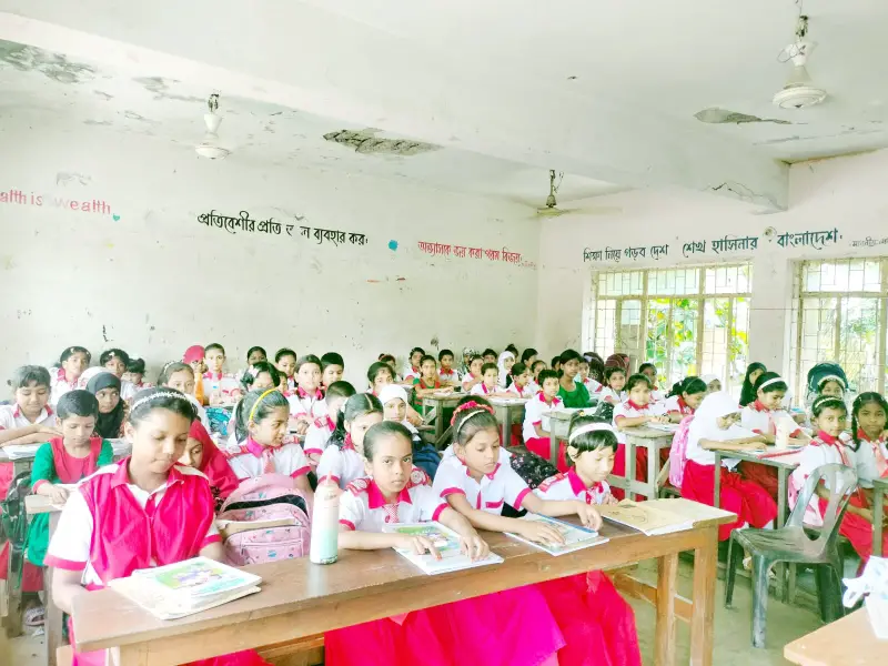 বাকেরগঞ্জে ঝুঁকিপূর্ণ ভবনে চলছে পাঠদান বাকেরগঞ্জে ঝুঁকিপূর্ণ ভবনে চলছে পাঠদান