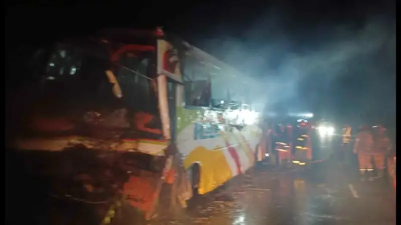 ফরিদপুরে থানার সামনে জব্দ করা বাসে আগুন