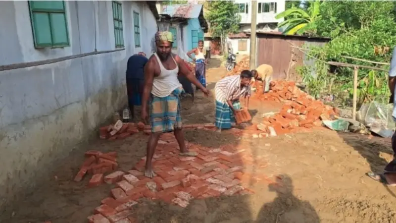 এলাকাবাসীর টাকায় সড়ক নির্মাণ