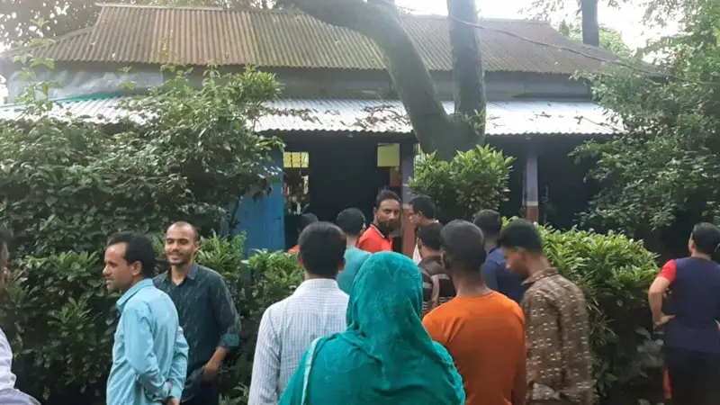 ঘরবাড়ি কেউ পুড়িয়ে দেয়নি, অক্ষত আছে: ধ্রুব সরকারের বাবা ঘরবাড়ি কেউ পুড়িয়ে দেয়নি, অক্ষত আছে: ধ্রুব সরকারের বাবা