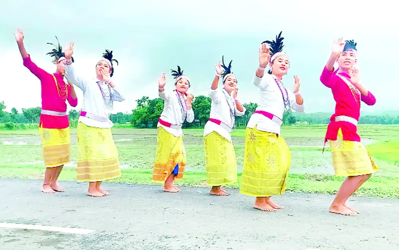 আর্থিক দীনতায় হারিয়ে যাচ্ছে ঐতিহ্যের বাহারি পোশাক রফিকুল ইসলাম আধার আর্থিক দীনতায় হারিয়ে যাচ্ছে ঐতিহ্যের বাহারি পোশাক রফিকুল ইসলাম আধার
